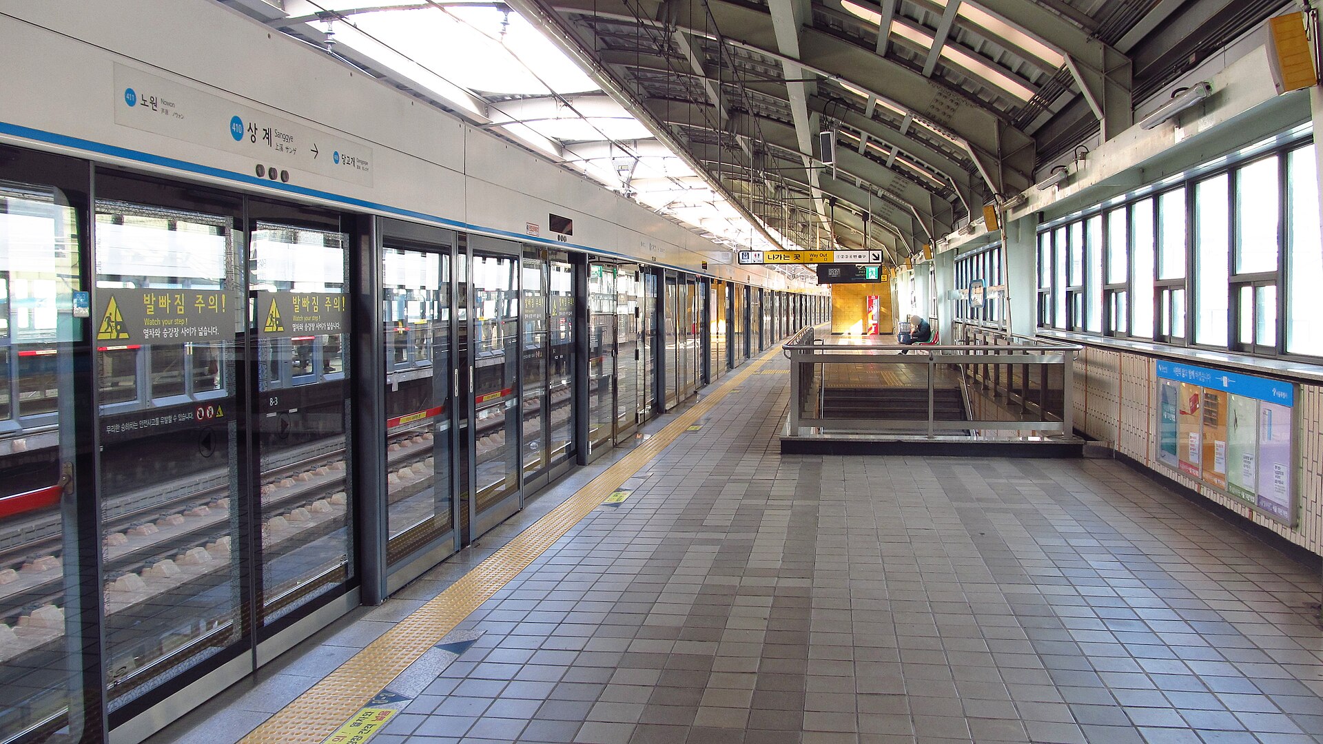 Seoul subway train platform